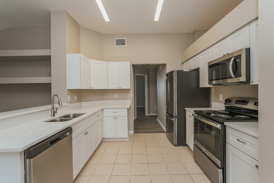 Building Photo - 411 Sand Ridge Dr