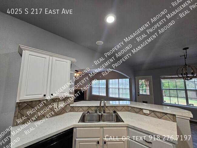 Building Photo - Beautiful 4-Bedroom Home with Office, Cove...