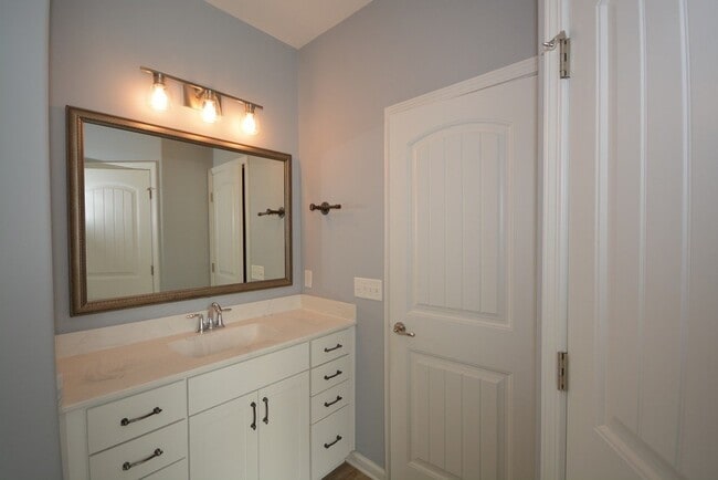 Building Photo - "Luxurious 5-Bed in, Pooler!"