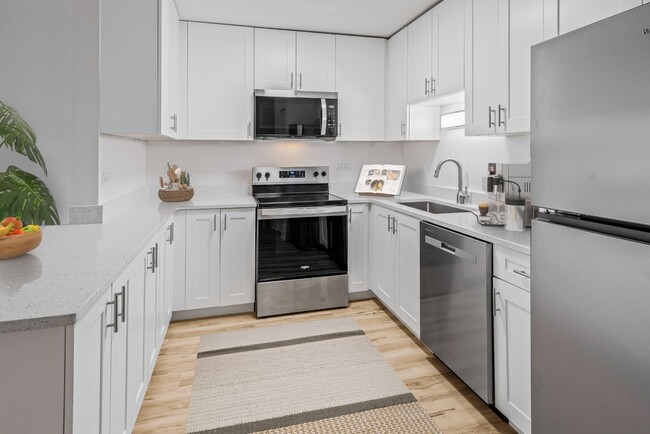 Building Photo - Modern 2 Bedroom Apartments | Recently Renovated | Pet Friendly | Prime Location