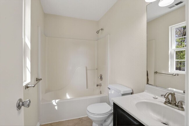 Building Photo - 713 Emerald Ct