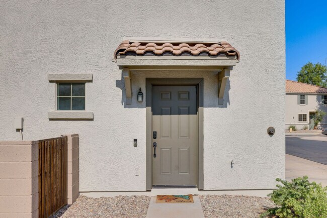 Building Photo - 2837 E Dunbar Dr