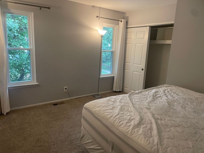 Building Photo - 2 bedroom 1 bath close to 23 **Immediate occupancy**