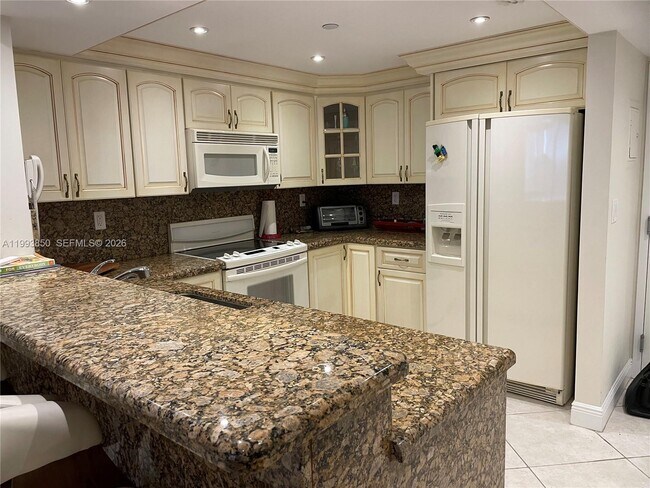 Building Photo - 2555 Collins Ave