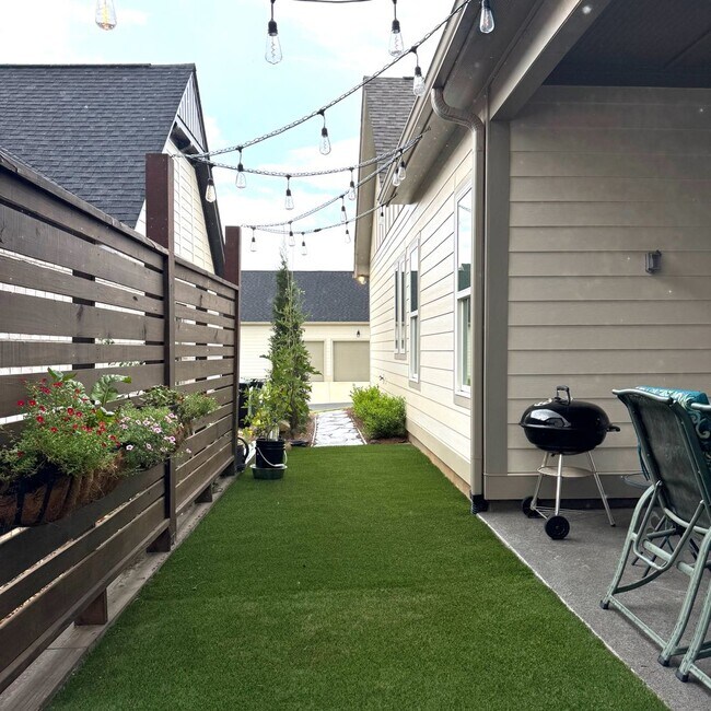 Building Photo - Discover Iris Grove at Everlee