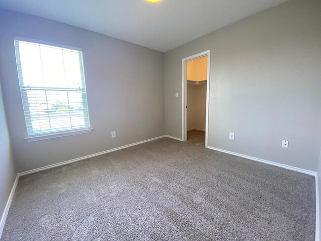 Building Photo - 330 Mistletoe Ln