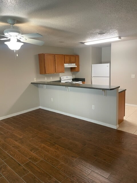 Building Photo - "Charming 2-Bed Townhouse Oasis - Prime Fort Walton Beach Location!"