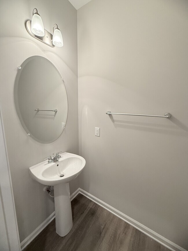 Building Photo - 220 Machrie Lp