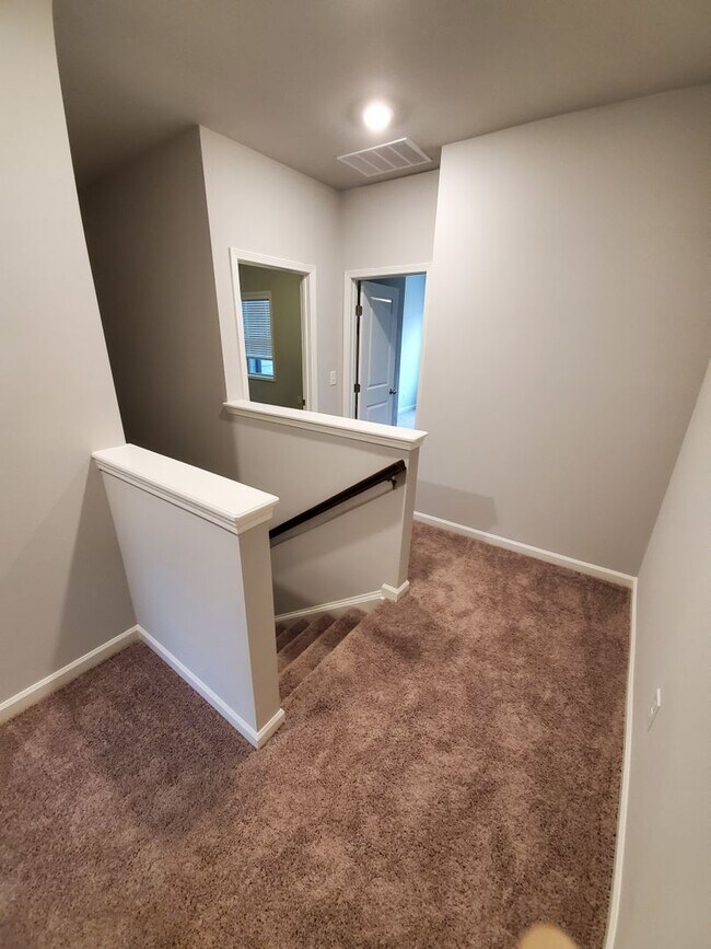 Building Photo - Charming 3-Bedroom Townhome with Stylish F...