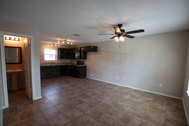 Building Photo - 1 Bedroom 1.5 Bath Townhome for Rent in Li...