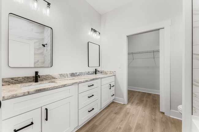 Building Photo - Lagoon Oaks