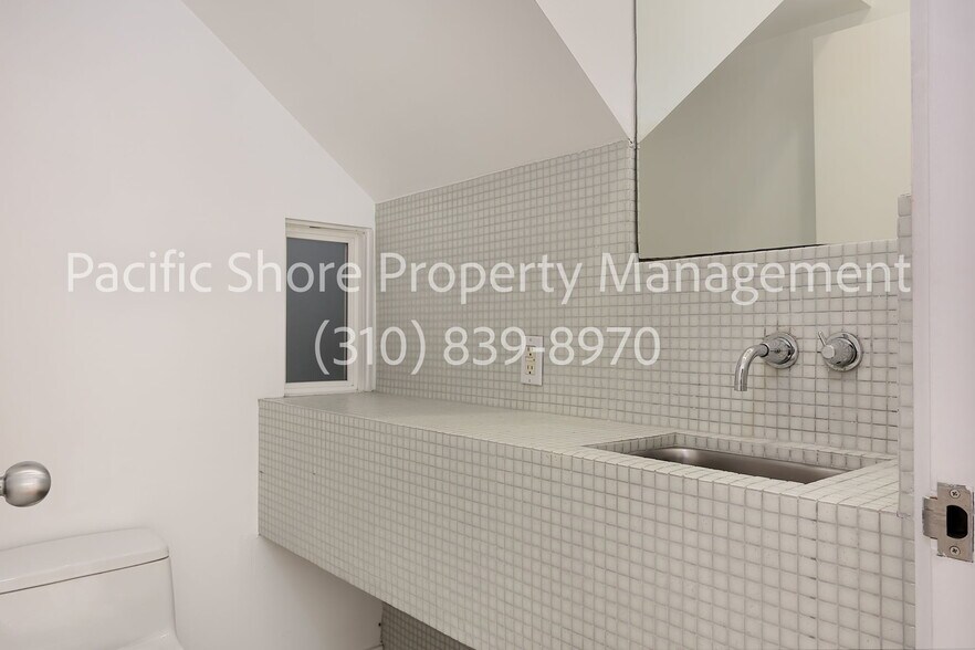 Building Photo - 545 1/2 Rose Ave