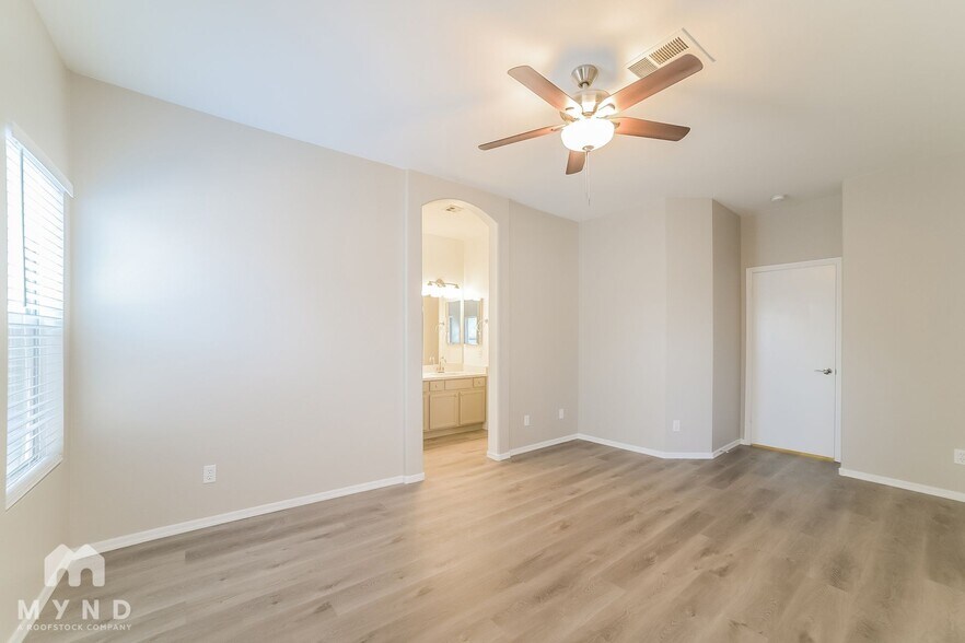 Building Photo - 2607 S 156th Ave