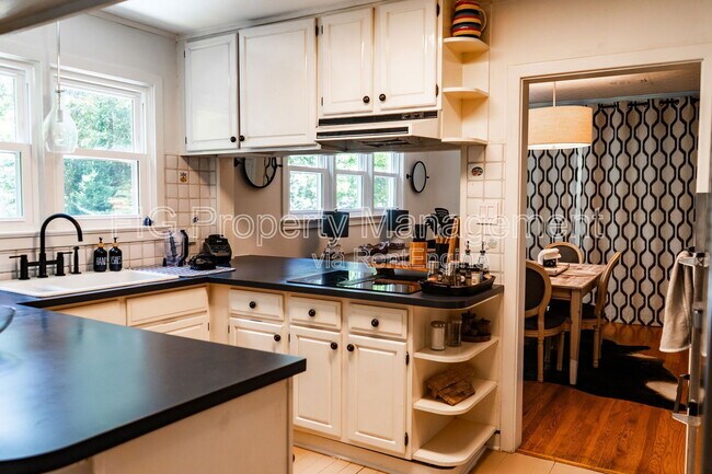 Building Photo - 3622 Hillvale Cir