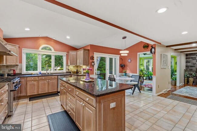 Building Photo - 8715 Shadowlake Way