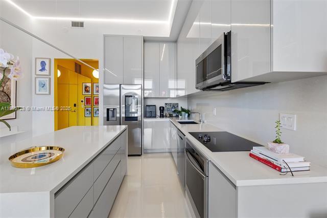 Building Photo - The Meridian Condo