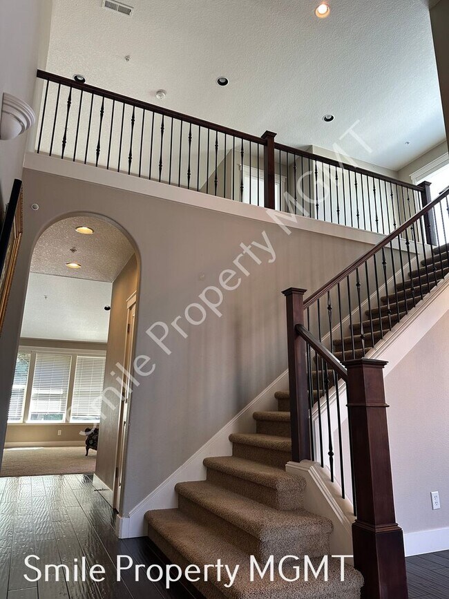 Building Photo - single house