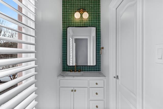 Building Photo - 4318 University Blvd