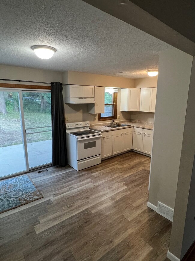 Building Photo - 3 Bedroom Duplex on South Side of Des Moines Available!