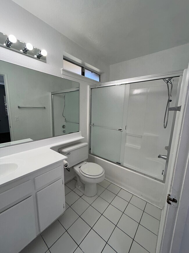Extra Full Bath with Tub - 45408 17th St E