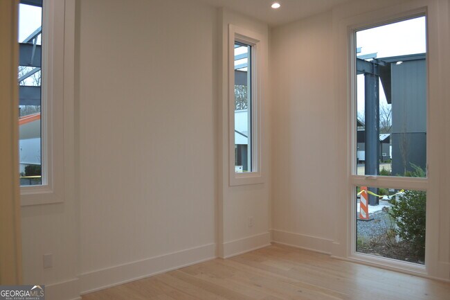 Building Photo - 370 2nd St