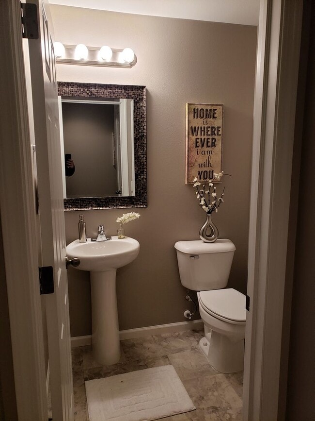 Building Photo - Twinhome in Lakewood Mandan Available NOW! RESERVE FOR ONLY $1000 Deposit!