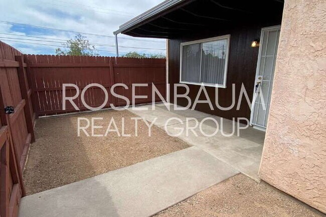 Building Photo - 2625 N Alvernon Way