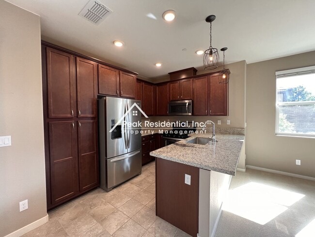 Building Photo - Updated 3bd/3ba North Natomas Townhouse