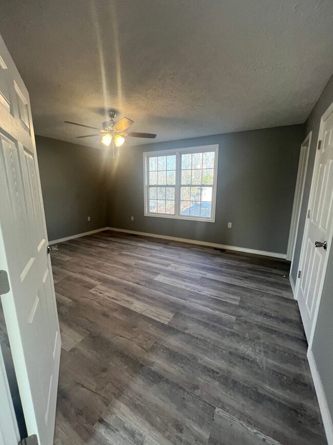 Building Photo - 2 bedroom and 1.5 bathroom house