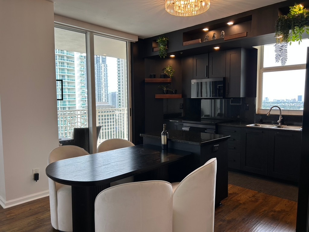 Building Photo - 511 SE 5th Ave