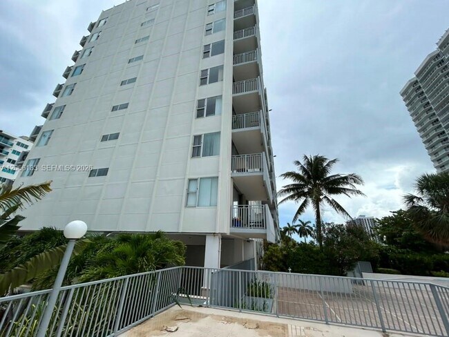 Building Photo - 7545 E Treasure Dr