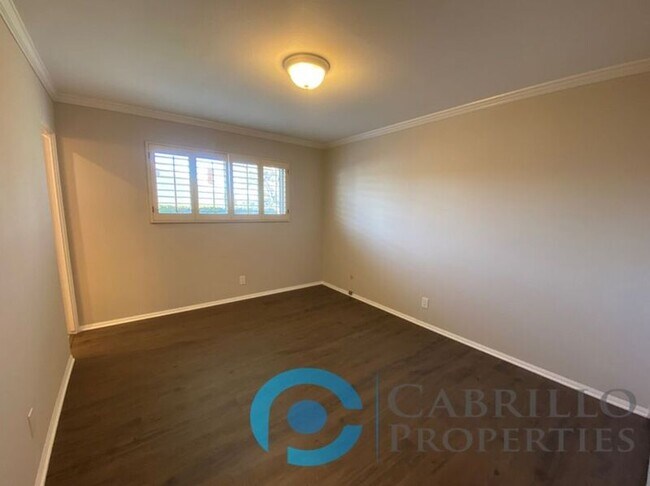 Building Photo - 3076 Governor Dr