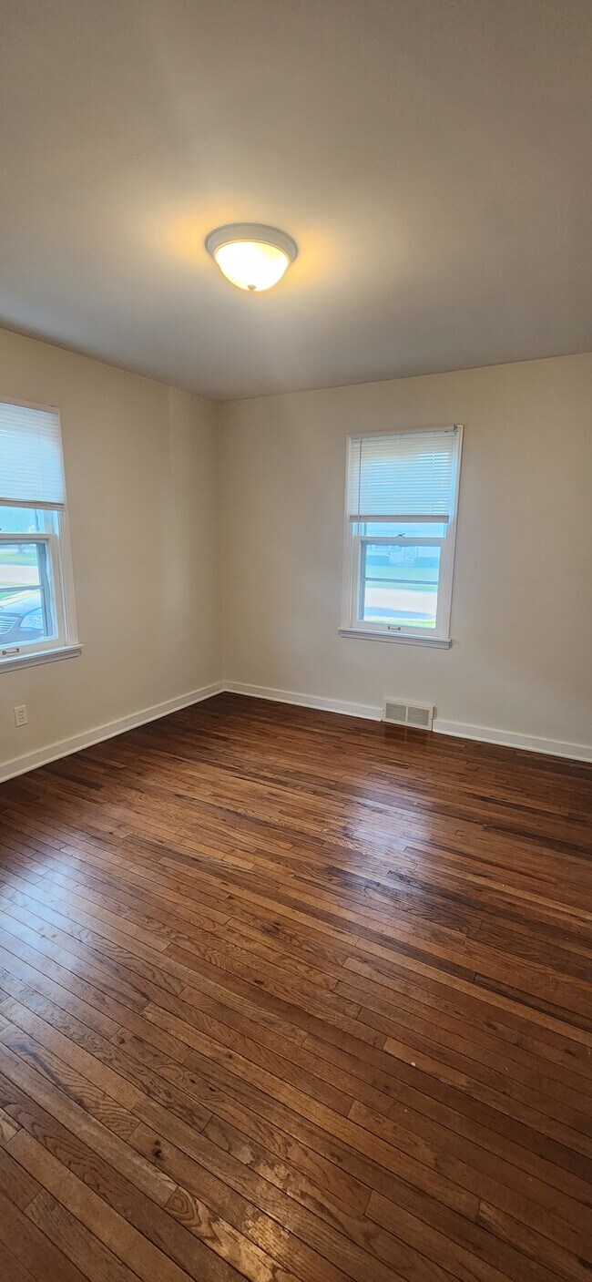Building Photo - 1209 Parkway Dr