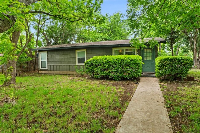 Building Photo - 3000 Fontana Dr