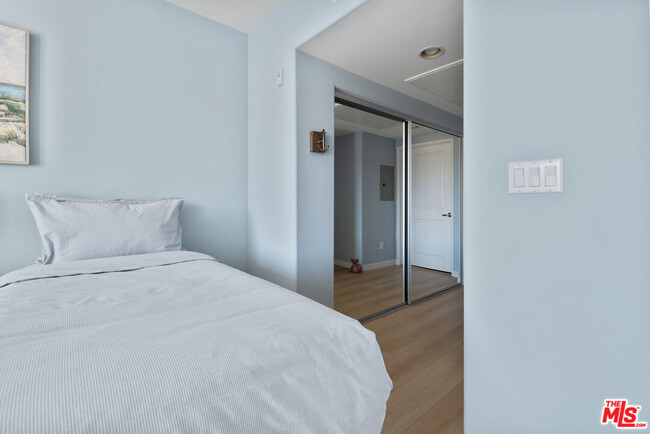 Building Photo - 4320 Tradewinds Dr