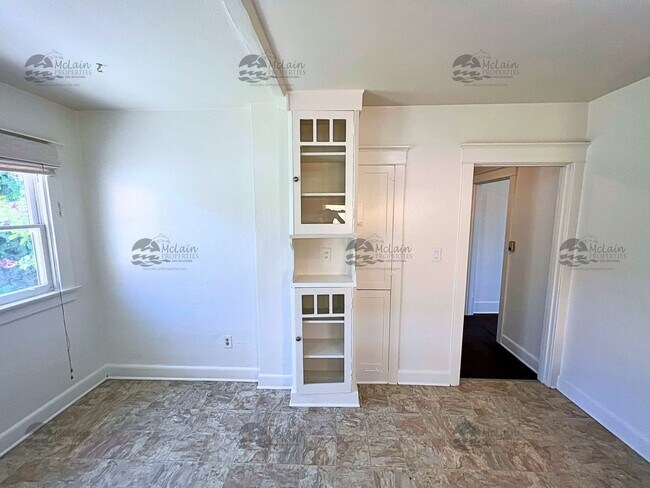 Building Photo - 304 N Rios Ave