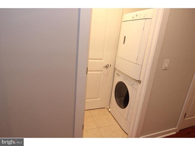 Building Photo - 1905 Kimball St