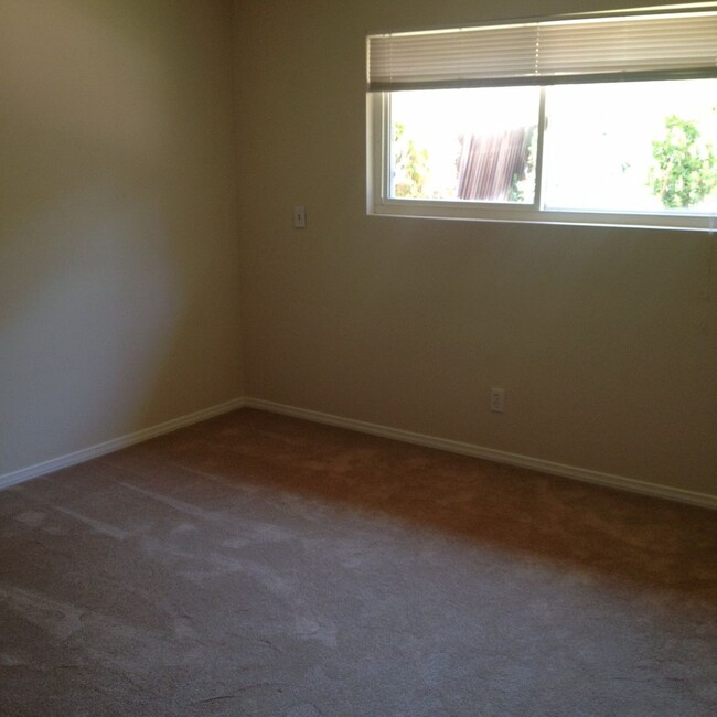 Building Photo - Clean and Bright 5 Bedroom House Near SDSU!