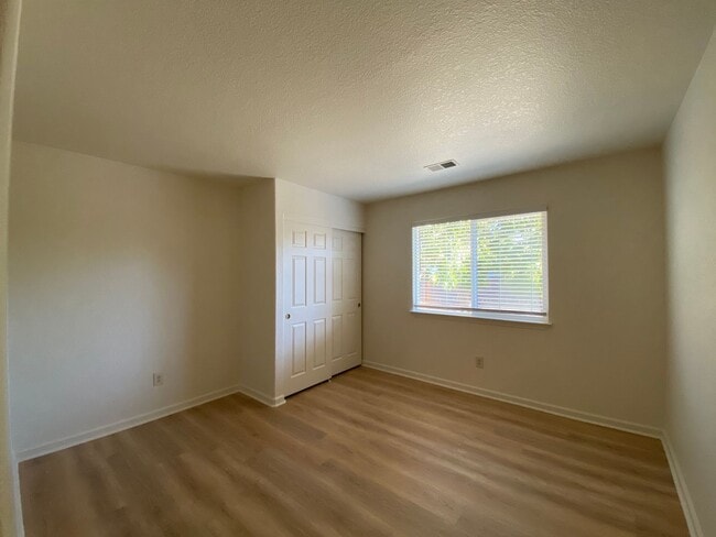 Building Photo - Vacaville 3bed/2bath home! Open floor plan...