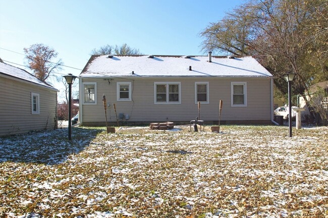 Building Photo - 3 Bedroom / 2 Bath Home!