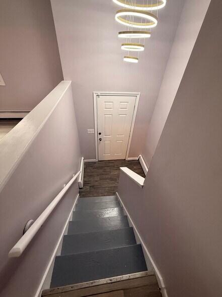 Building Photo - 606 Rye St