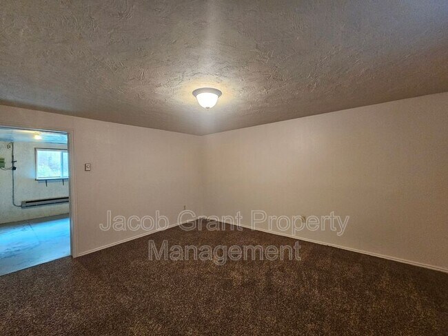 Building Photo - 360 N Fanning Ave