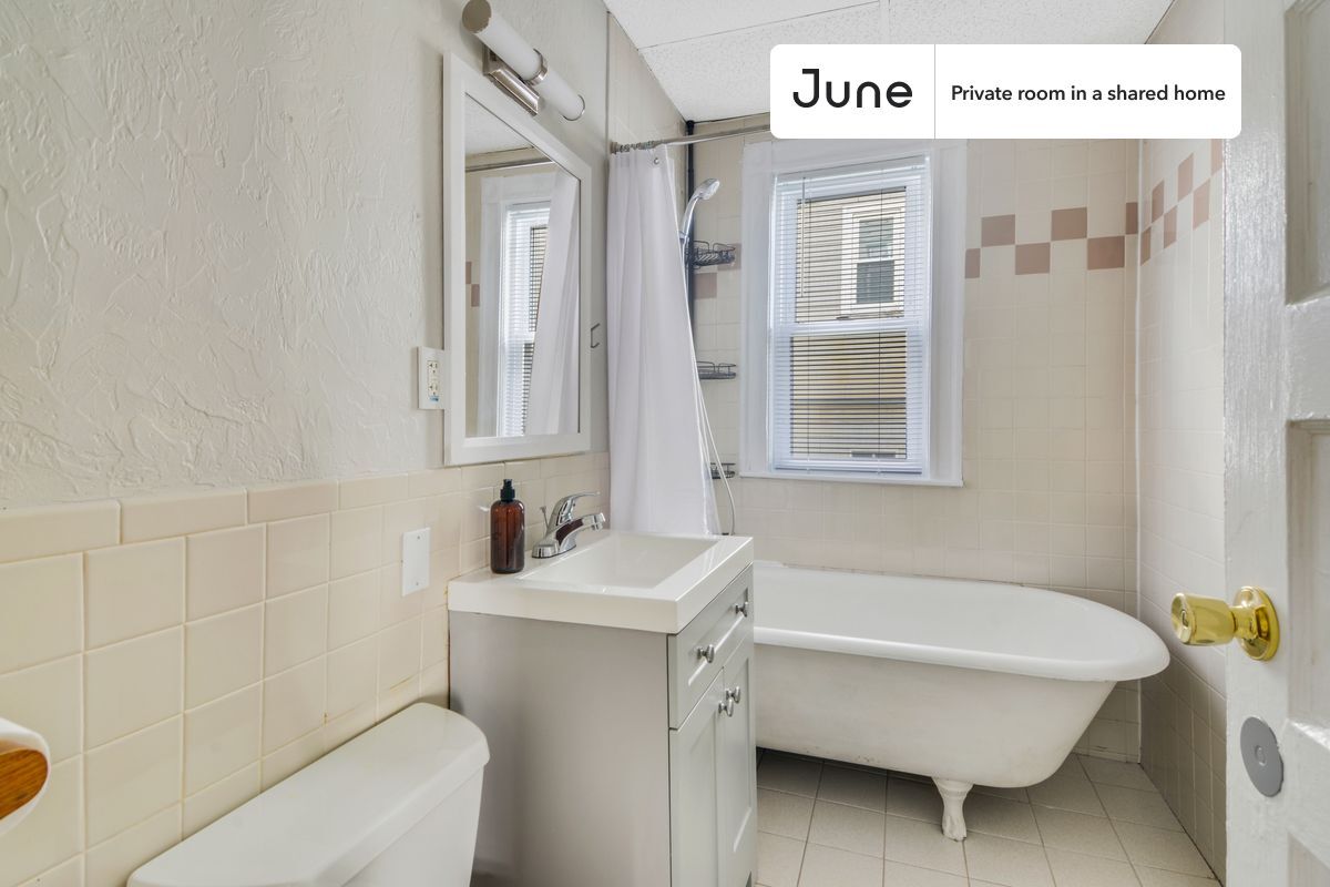 Building Photo - Room in Shared 3 bed/1 bath home in Somerville
