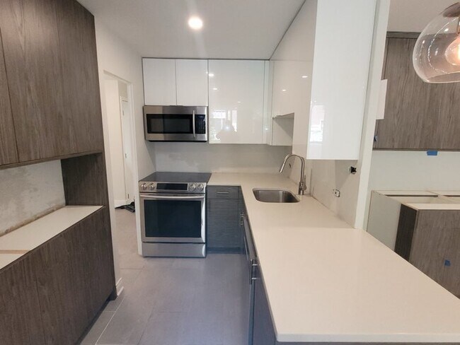 Building Photo - 227 E Walton Pl