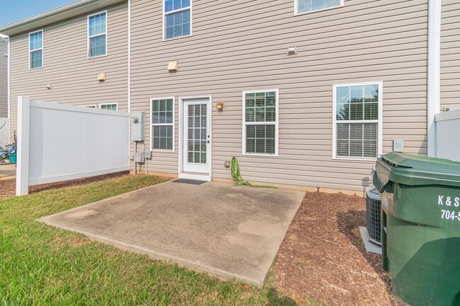 Building Photo - Charming 3-bedroom, 2.5-bathroom townhome ...