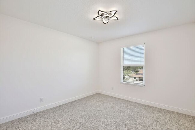 Building Photo - Stylish and Spacious 3/2.5 Home with No Re...