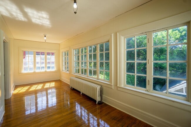 Building Photo - Available 6/1/26 - Spacious Home with Garage
