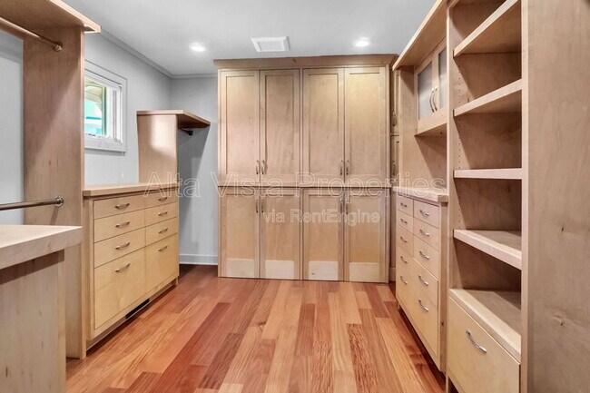 Building Photo - 5940 La Jolla Mesa Dr