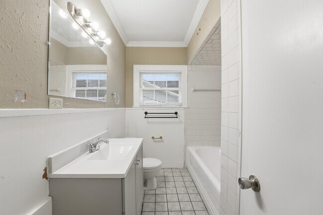 Building Photo - 144 Glendale St