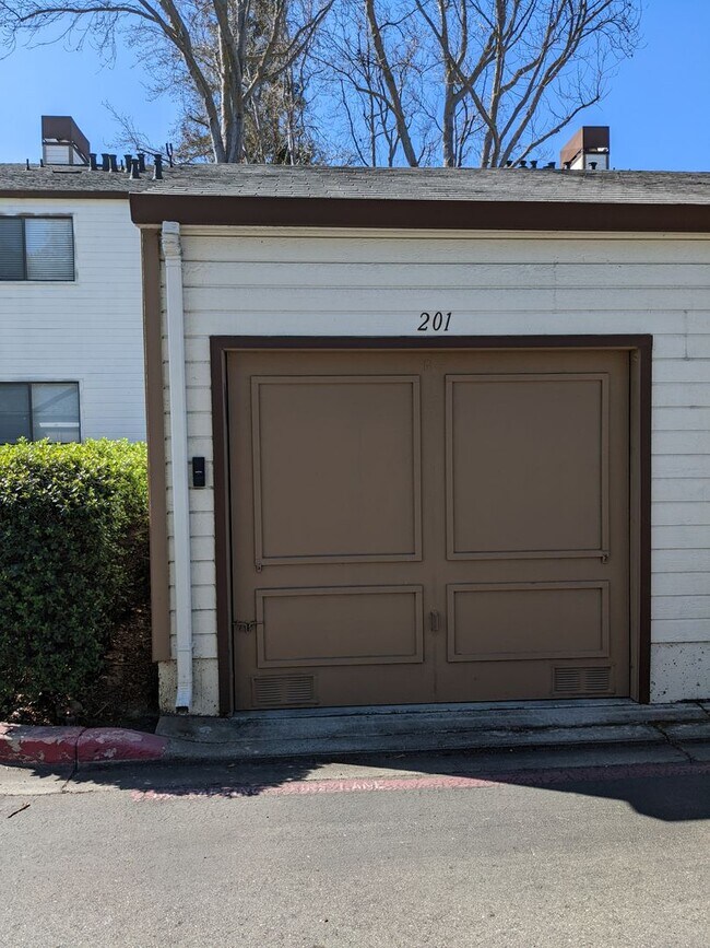Building Photo - Ground floor Condo with Garage